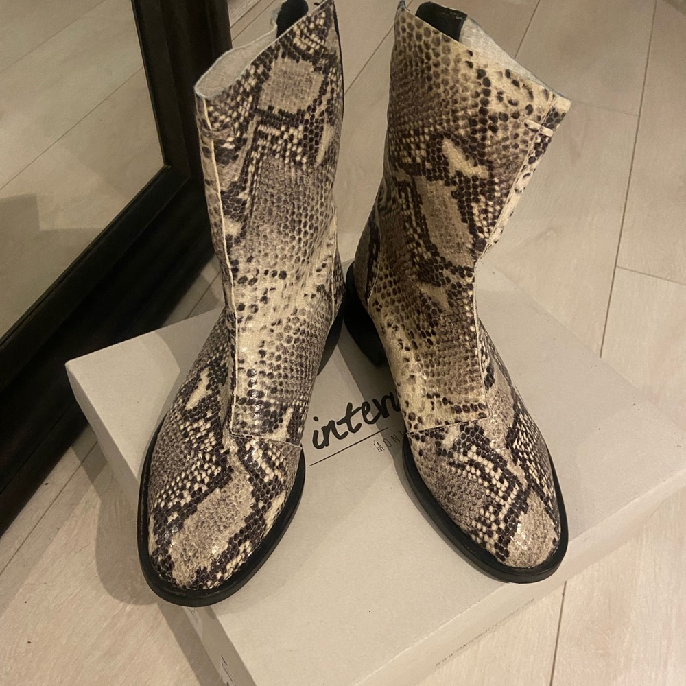 Gorgeous snake print boots in leather